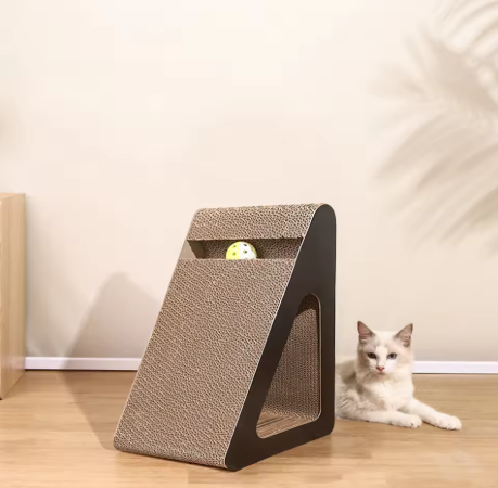 Arranhador Triangular Interativo para Gatos – 2 em 1 com Bolinhas e Raspador